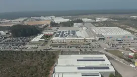 Ovar'daki Bosch fabrikasının üzerinden uçan dron tarafından çekilen ve çatıdaki yeni fotovoltaik montajı gösteren kısa film