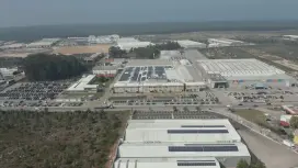 Vídeo realizado por um drone sobrevoando a fábrica da Bosch em Ovar e mostrando a nova instalação fotovoltaica no teto