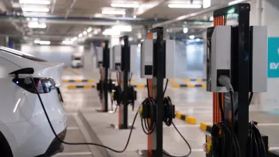 Stazione di ricarica elettrica con automobile