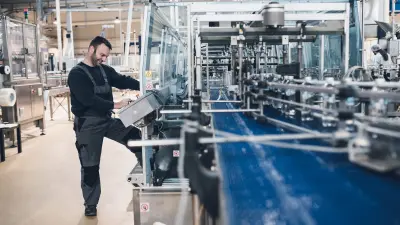 Un uomo che lavora su una linea di produzione