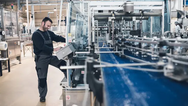 Un uomo che lavora su una linea di produzione