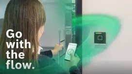 Uma mulher recebe permissão para entrar em uma sala usando controle de acesso móvel