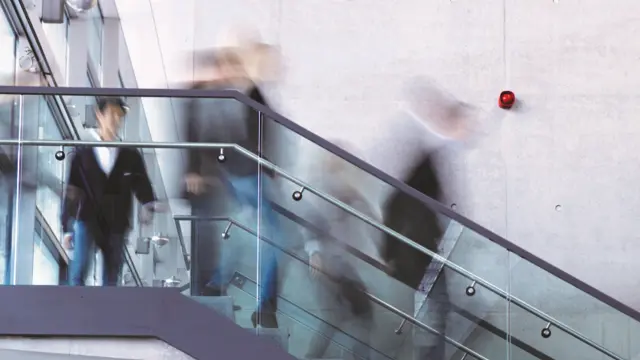 Corpo de bombeiros com um caminhão vermelho combatendo um incêndio