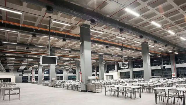 Vista do interior do prédio de uma fábrica de tratores na Turquia