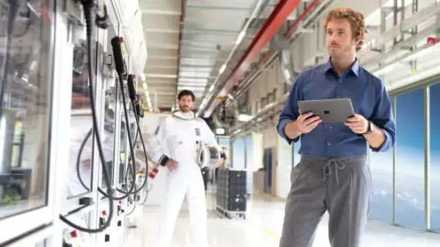 Ein Techniker für Brandmeldesysteme ist vor Ort und hat auf seinem Tablet alle Informationen, um gezielt Maßnahmen durchführen zu können.