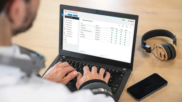 Ein Systemintegrator arbeitet an seinem Laptop mit dem digitalen Dienst NEXOSPACE Fire System Explorer