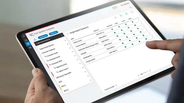 Der Bildschirm eines Tablets, der die automatische Dokumentation von Servicebesuchen, stichprobenartigen Kontrollen und Systemstatus durch NEXOSPACE Fire System Explorer zeigt