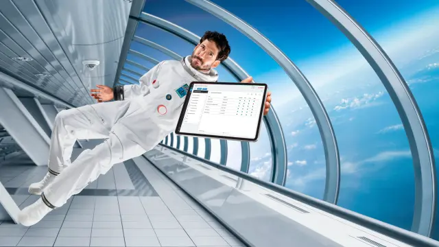 Astronaut mit Tablet in der Raumstation